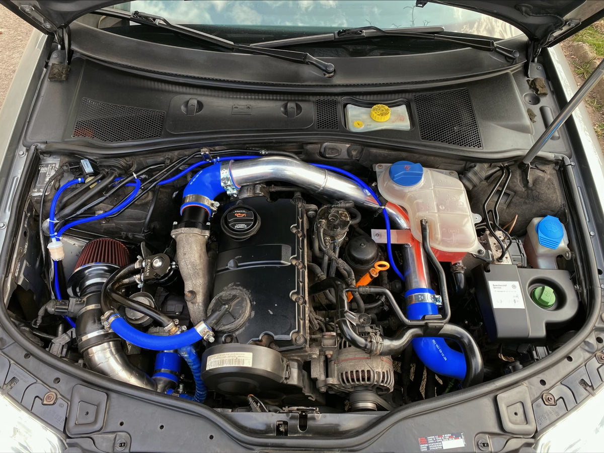 Audi A4 B5 1.9 TDI – zdjęcie orurowania w komorze silnika