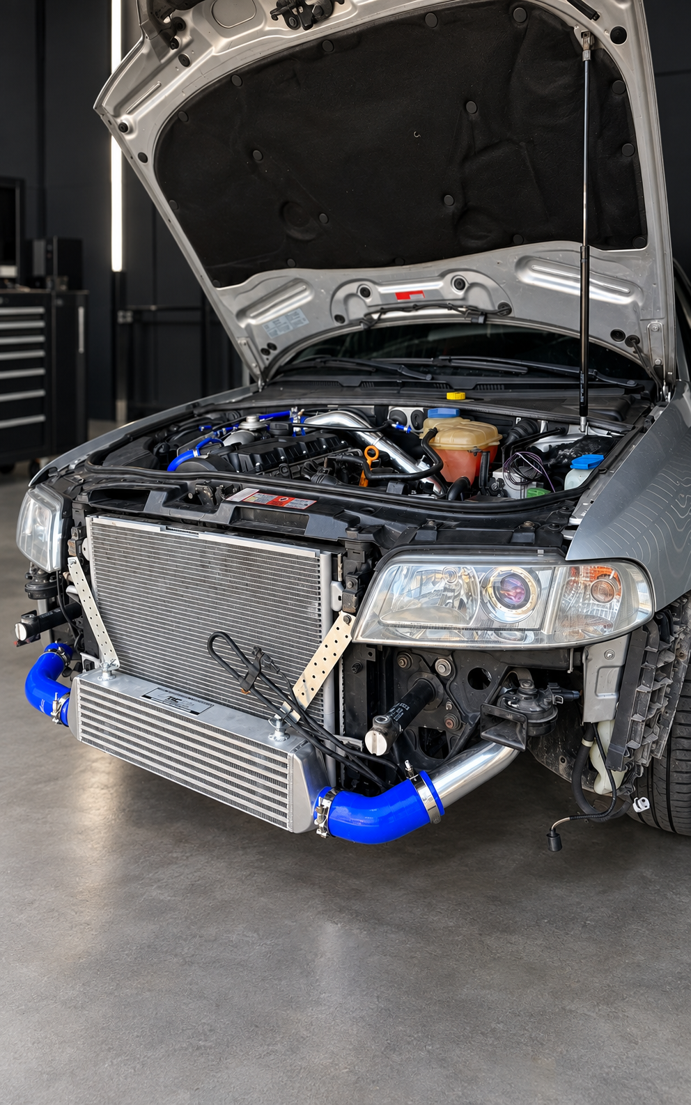 Audi A4 B5 1.9 TDI – przykładowy montaż FMIC, tło zdjęcia zmienione