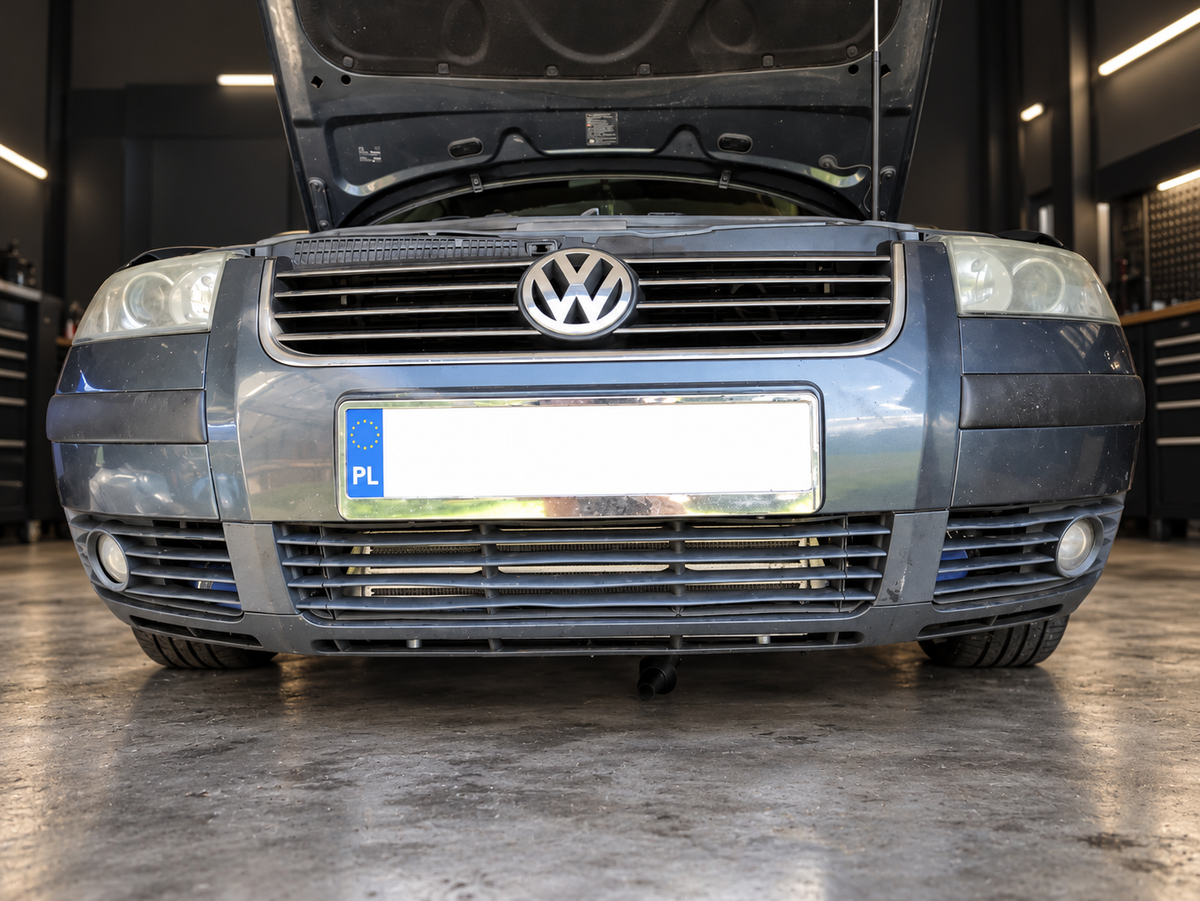 Passat B5 FL 1.9 TDI – widok z przodu ze zderzakiem i otwartą maską