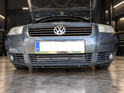 Passat B5 FL 1.9 TDI – widok z przodu ze zderzakiem i otwartą maską