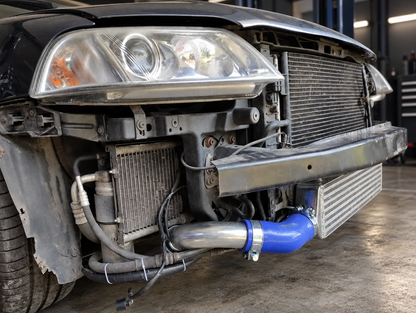 Passat B5 FL 1.9 TDI – intercooler i orurowanie, zbliżenie lewej strony
